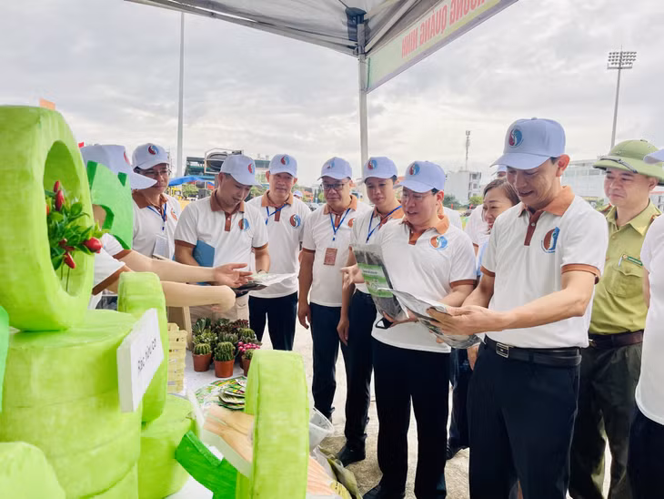 Some kinds of fertilisers produced from biowaste are exhibited at the event.