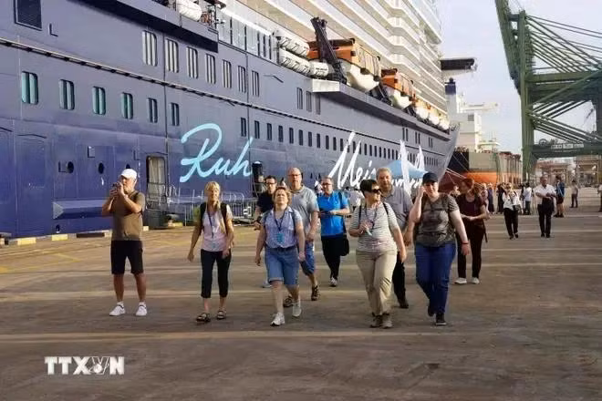 Cruise tourists arrive at Ba Ria - Vung Tau province. (Photo: VNA)