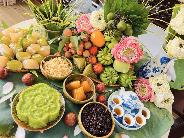 Apart from typical fruits like lychee and plum, “ruou nep” (fermented glutinous rice) is an indispensable part of this occasion.