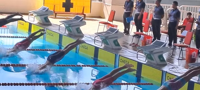 Swimmers starts in an event of swimming at the ASEAN Schools Games in Đà Nẵng. Vietnamese Nguyễn Quang Thuấn set up a new record in the boys' individual medley at the Games. VNS Photo Công Thành