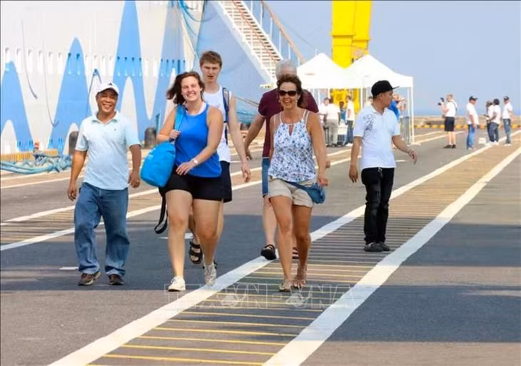 Foreign tourists visit Da Nang city (Photo: VNA)
