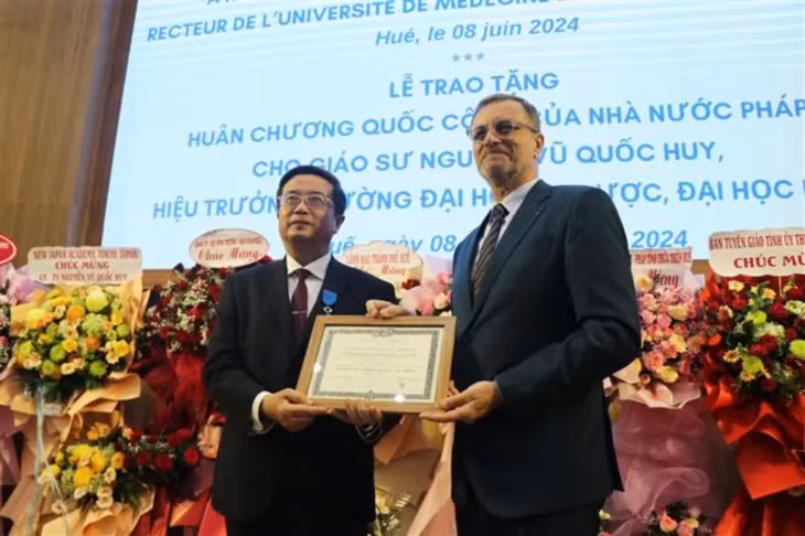 Nguyễn Vũ Quốc Huy, rector of the Huế University of Medicine and Pharmacy, receives the Knight of the National Order of Merit of France from French Ambassador to Việt Nam Olivier Brochet. VNA/VNS Photo Tường Vi