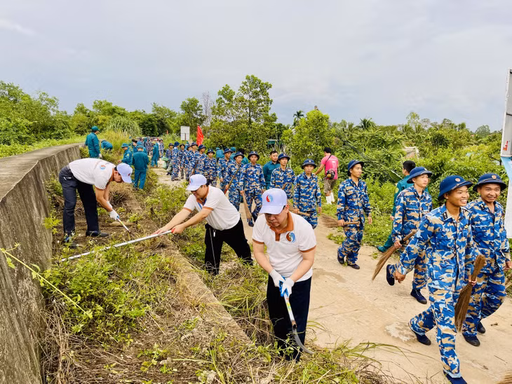 Delegates and officers at the event joined hands to clean up the environment in the area of Ha Nam dike.