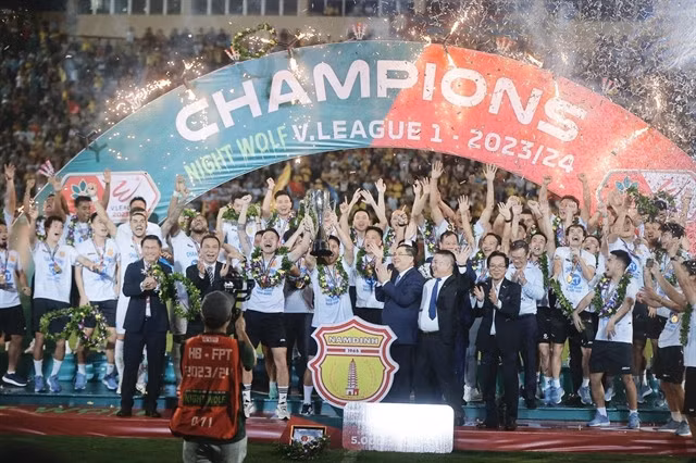 Thép Xanh Nam Định FC celebrate their second V.League championship and thieir first for 39 years. VNA/VNS Photo Minh Quyết