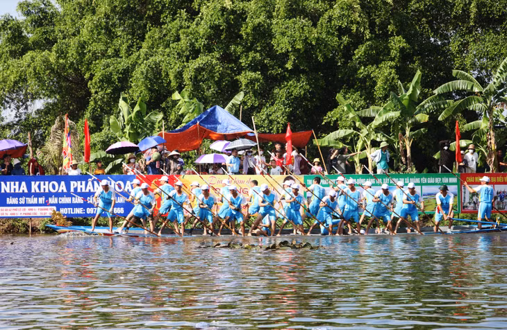 A swimming competition was held in the Cua Dinh River in 2023. Photo: Nguyen Dung