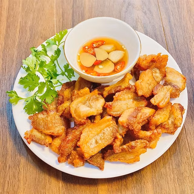 Hà Nội's Triều Khúc pork greaves become a hot trend nowadays. Photo vietbao.vn