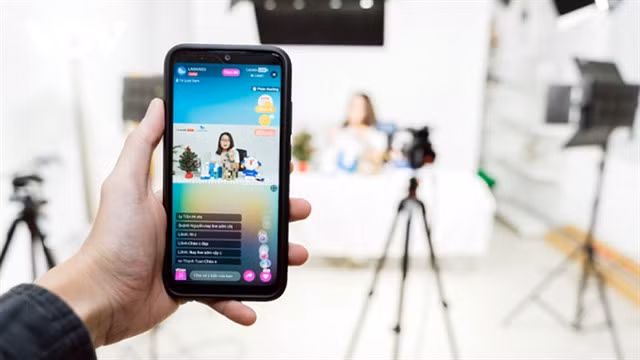 The livestream market has huge potential, but it is necessary to develop appropriate management policies to ensure a fair business environment. — Photo vov.vn