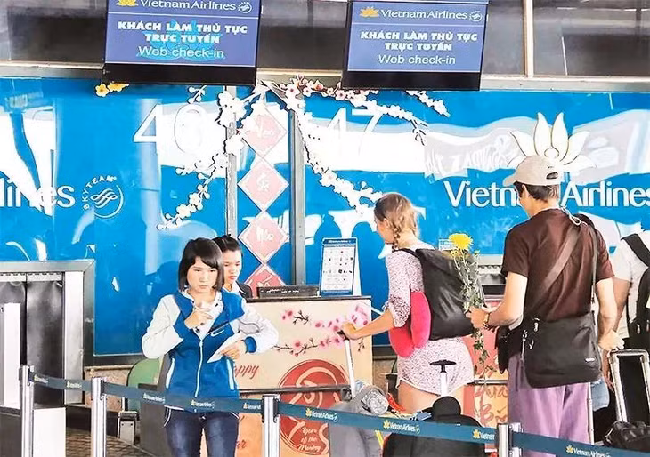 Passengers check in at Noi Bai International Airport in Hanoi (Photo: VNA)
