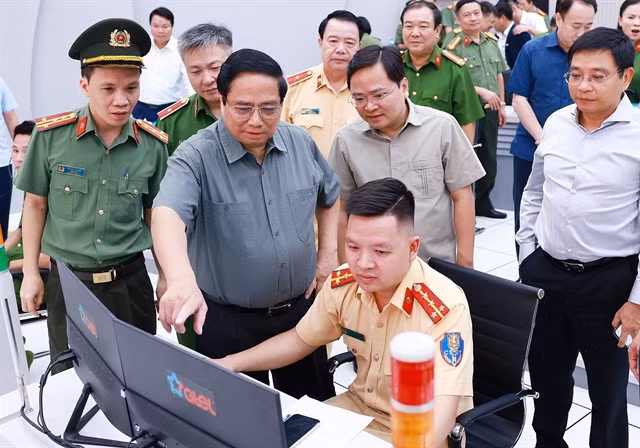 Prime Minister Phạm Minh Chính visits the Police Command Information Centre in Bắc Ninh Province on Sunday. VNA/VNS Photo Dương Giang