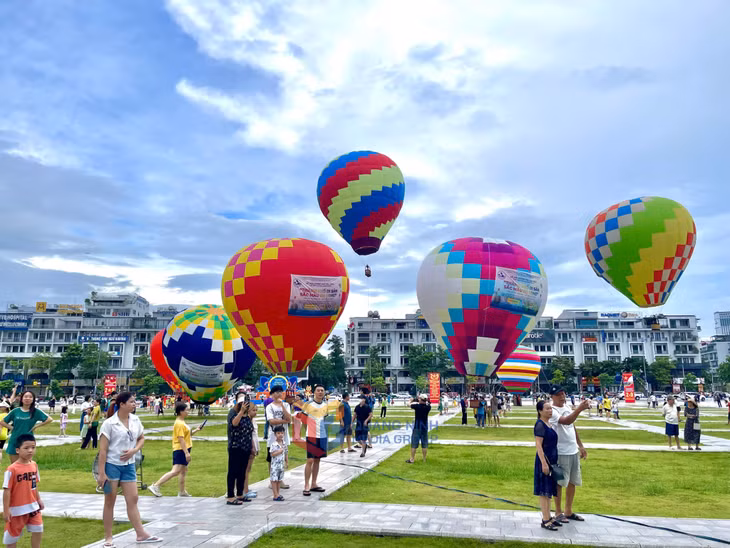 By joining the festival, visitors and local residents have the opportunity to look at Ha Long city from above.