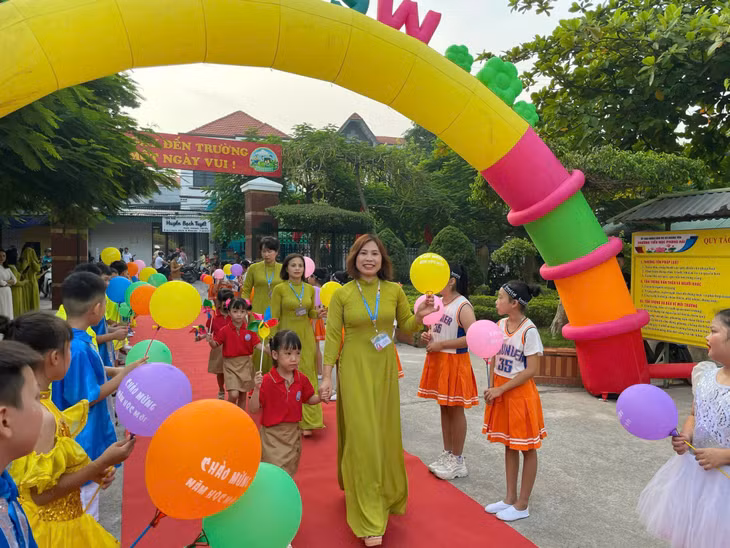 At Quang Yen town's Phong Hai Primary School