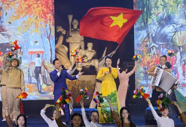 Artists perform in the opening ceremony of the Hà Nội Autumn Festival. VNA/VNS Photo Thanh Tùng