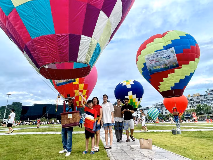 Hot-air balloon festival 2024 opens in Ha Long city ảnh 7 Hot-air balloon festival 2024 opens in Ha Long city ảnh 7