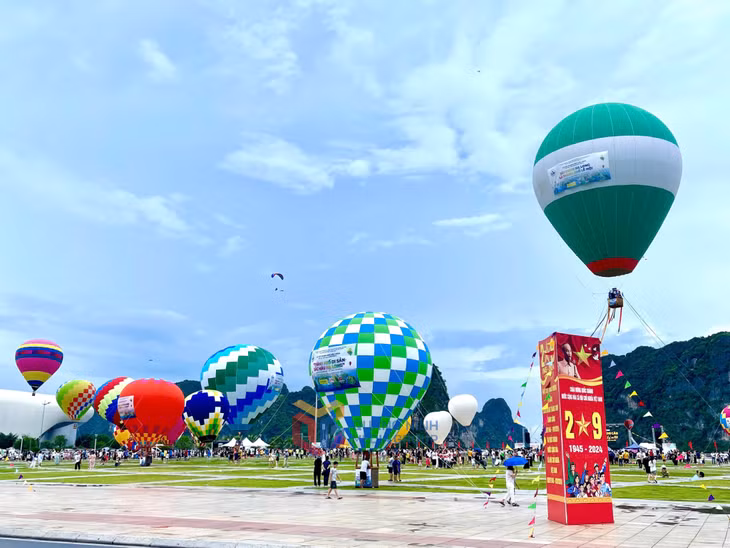 Hot-air balloon festival 2024 opens in Ha Long city ảnh 16 Hot-air balloon festival 2024 opens in Ha Long city ảnh 16