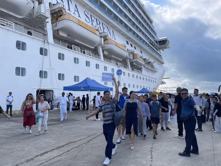 Ha Long anticipates hosting around 70,000 tourists aboard between 60 and 70 cruise ships this year.