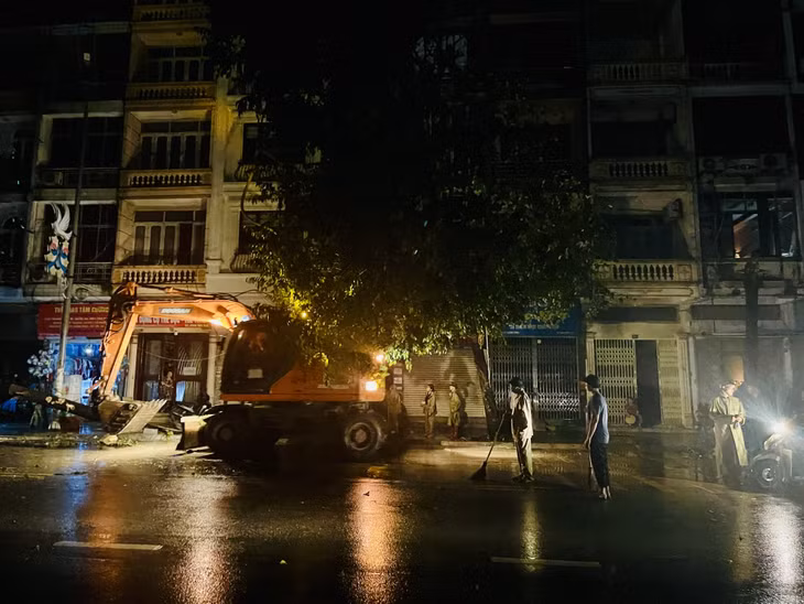 Many age-old trees on Hong Gai ward's Le Thanh Tong Street fell down during the storm. The Ward People's Committee mobilized local people and businesses to clean up thoes fallen trees overnight. 50% of the fallen trees have been moved away from the residential area.