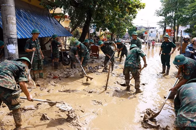 Military units are deployed to clear mud from roads in Yên Bái City in the mountainous province of Yên Bái. — VNA/VNS Photo