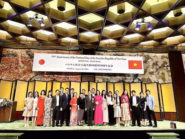 The Consulate General of Việt Nam in Osaka takes a commemorative photo at the ceremony. — VNA/VNS Photo Xuân Giao