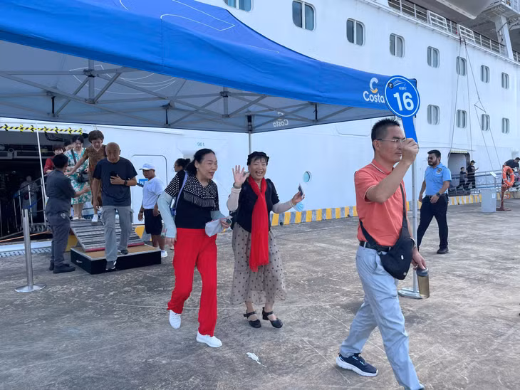 Tourists looked excited about visiting Ha Long Bay.