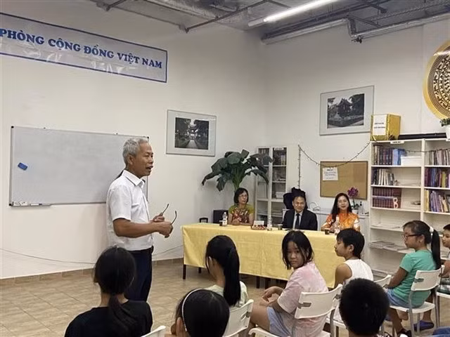 Trần Anh Tuấn, head of the Budapest Vietnamese Language Centre at the event. VNA Photo