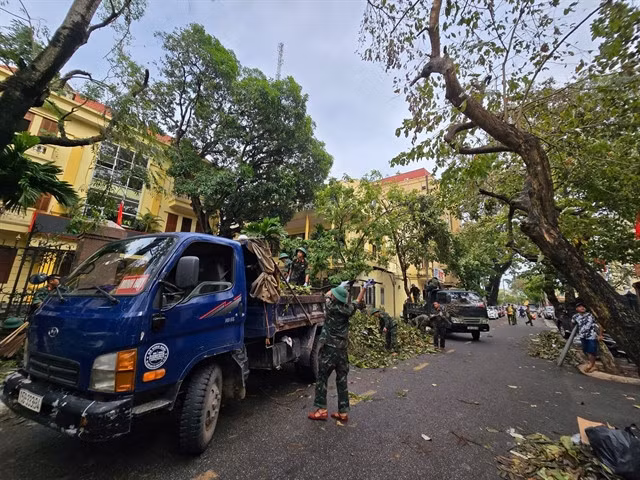 400 military and police personnel join the post-storm clean-up efforts in Hải Phòng City. — VNA/VNS Photo