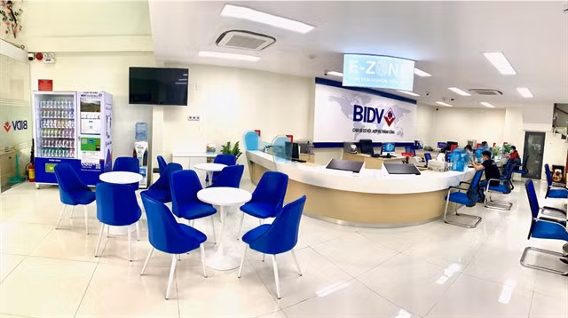 At a BIDV transaction office in HCM City. The bank's BID stock led the decliners on a bearish day for the market. — Photo bidv.com.vn