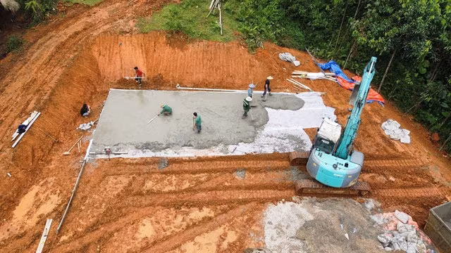 REBUILDING: Authorities in Lào Cai Province urgently mobilise machinery, manpower and materials to build temporary housing for residents of Nủ Village of Yên Bái Province, who survived devastating floods and landslides. Twenty-five houses will be completed at the site of the village’s old cultural centre within the next few days. VNA/VNS Photo