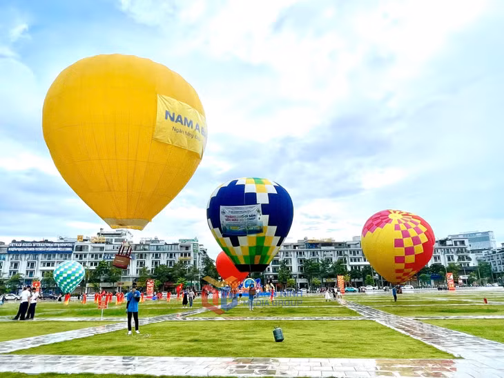 Hot-air balloons of various sizes and colours