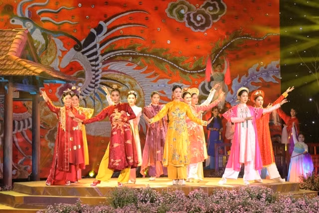 Áo dài show at the Huế Áo Dài Festival 2024 programme. VNA/VNS Photo