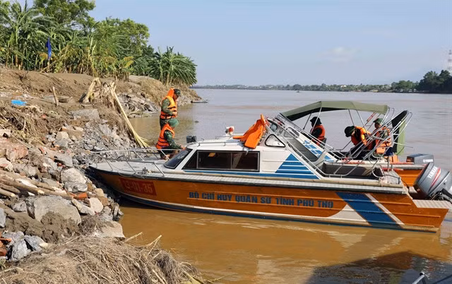 Rescue teams continue the search for victims of the Phong Châu Bridge collapse in the aftermath of Typhoon Yagi. — VNA/VNS Photo Tạ Toàn