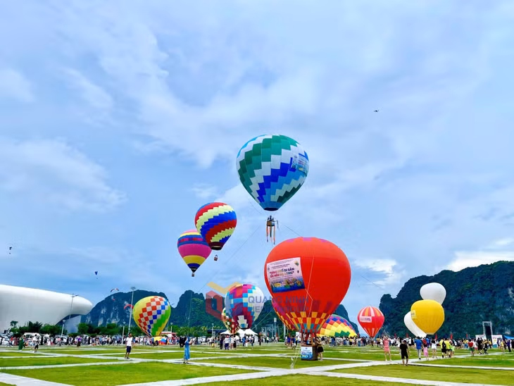 Hot-air balloon festival 2024 opens in Ha Long city ảnh 15 Hot-air balloon festival 2024 opens in Ha Long city ảnh 15