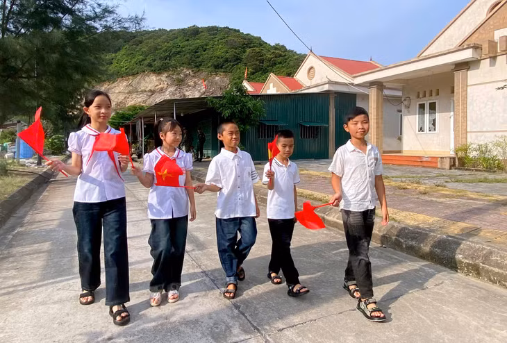Students on Tran island go to school.