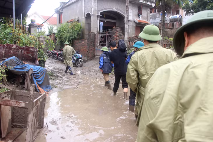 Bùn đất ngập sâu do nước lũ tràn vào tại một số khu dân cư khu 5, phường Bắc Sơn (TP Uông Bí).