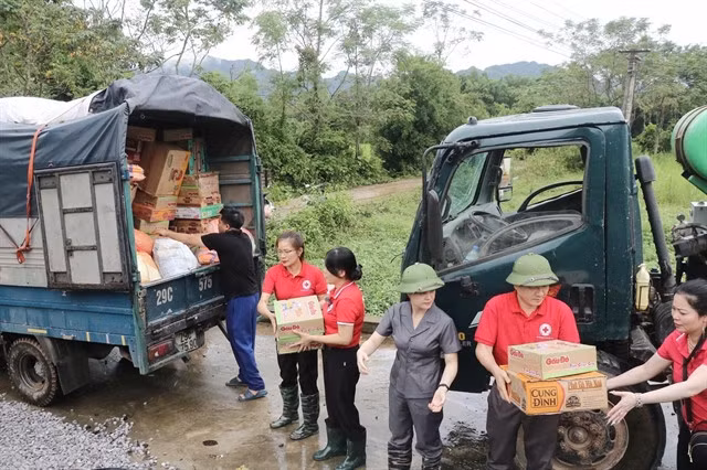 Lạng Sơn Red Cross members and volunteers deliver essential supplies to affected people in Hữu Lũng District in the mountainous province of Lạng Sơn. — VNA/VNS Photo