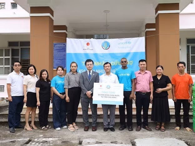 UNICEF representatives hand over water tanks to impoverished communes in Cao Bằng. — VNA/VNS Photo