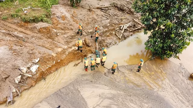 RESCUE TEAM: As of September 17, military forces and local residents continue searching for 14 missing people in Nủ Village, Phúc Khánh Commune, Bảo Yên District, Lào Cai Province. VNA/VNS Photo Hoàng Hiếu