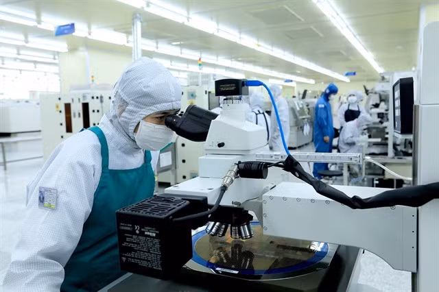 Korea - invested semiconductor chip manufacturer Hana Micron Vina in Bắc Giang Province. Việt Nam has a clear roadmap for the development of the semiconductor industry by 2030 with a vision to 2050. — VNA/VNS Photo Tuấn Anh