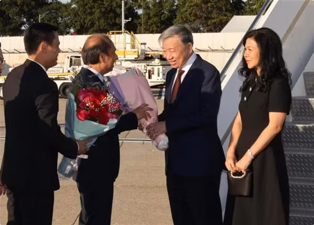 Party General Secretary and State President Tô Lâm and his spouse are greeted at John F. Kennedy International Airport by Vietnamese Ambassador to the US Nguyễn Quốc Dũng and Ambassador Đặng Hoàng Giang, Permanent Representative of Việt Nam to the UN. VNA photo