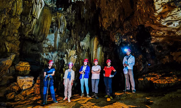Canh Cao Sinkhole: a limestone giant hidden in the jungle ảnh 1 Canh Cao Sinkhole: a limestone giant hidden in the jungle