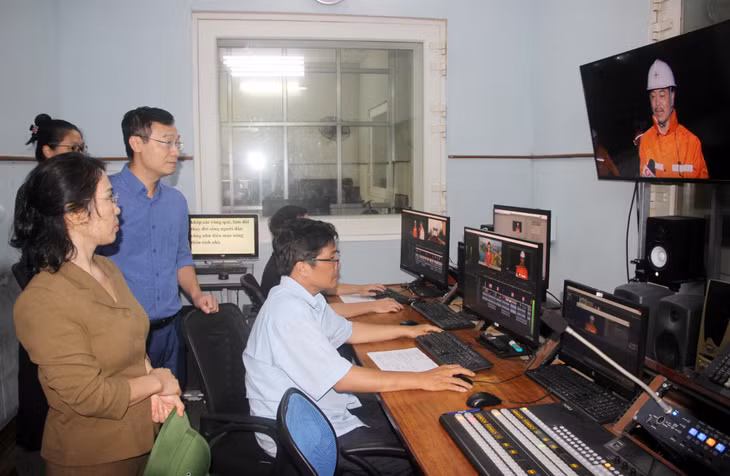 She encouraged the staff and technical workers producing television programs.