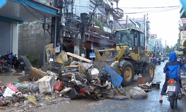 A truck is employed to remove storm debris from a road in Tràng Định District, Lạng Sơn. — VNA/VNS Photo