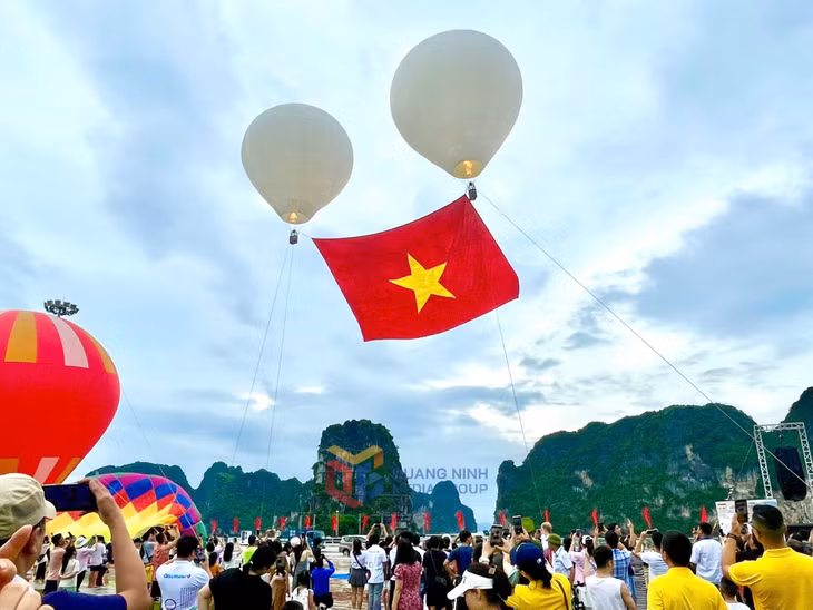 The national flag flies at the opening ceremony of the festival.