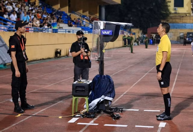 In several upcoming V.League 1 matches, VAR will play a significant role, with six out of seven games using this modern technology. — Photo VPF