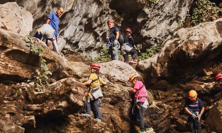Canh Cao Sinkhole: a limestone giant hidden in the jungle ảnh 8 Canh Cao Sinkhole: a limestone giant hidden in the jungle