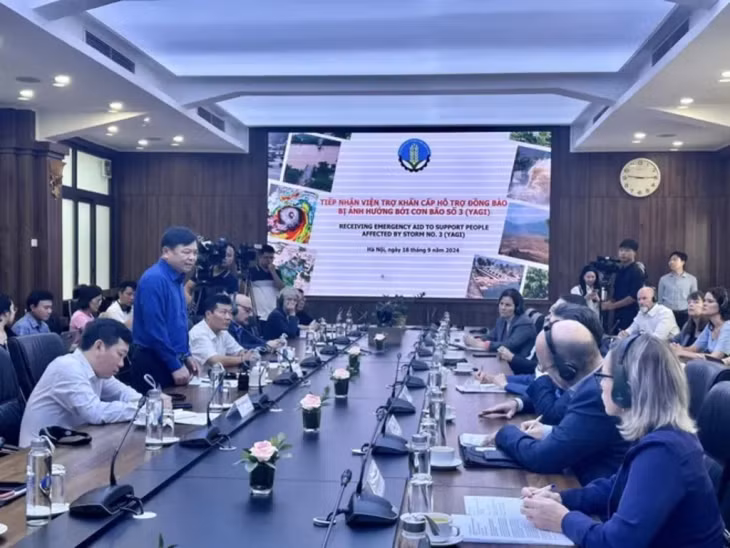The deputy agriculture minister Nguyễn Hoàng Hiệp chairs the meeting. — Photo from the Ministry of Agriculture and Rural Development