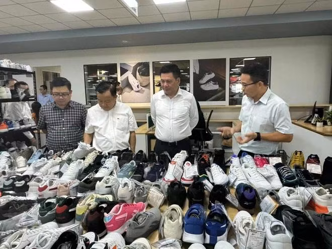 Caption: Minister of Industry and Trade Nguyen Hong Dien pays a fact-finding trip to a leather footwear plant in the southern region. (Photo: VietnamPlus)