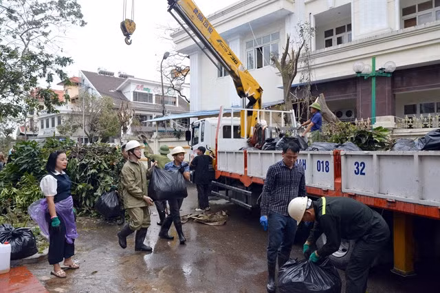Environmental workers and local residents work together to clean up the streets in Hạ Long City in the coastal province of Quảng Ninh. — VNA/VNS Photo