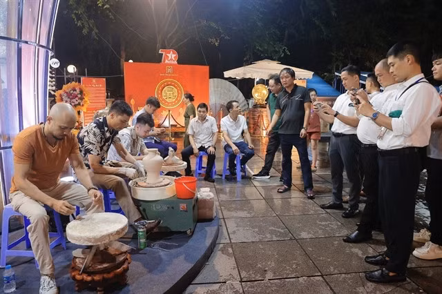 Visitors experience how to make Bát Tràng village's pottery. VNA/VNS Photo Minh Quyết