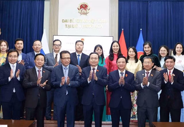 National Assembly Chairman Trần Thanh Mẫn (centre) with officials and staff of the Vietnamese Embassy in Russia. — VNA/VNA Photo