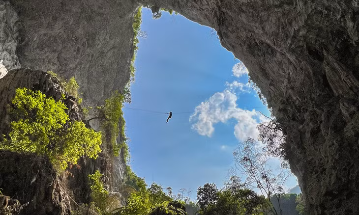 Canh Cao Sinkhole: a limestone giant hidden in the jungle ảnh 4 Canh Cao Sinkhole: a limestone giant hidden in the jungle